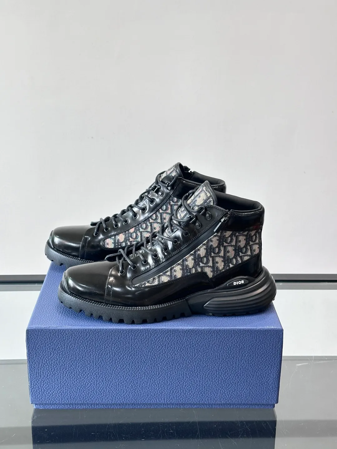 p600 "Dio＊" Combat Oblique high-top sneakers, black glossy leather + Oblique presbyopic canvas splicing, low-key luxury and super recognizable. The EVA sole is lightweight and cushioned, making it comfortable for daily wear or long walks. The high-top design is perfect for support, and the tongue and sole have the "DIOR" logo. You must pay attention to details! Whether it is casual or urban style, it can be easily controlled. It is a high-end luxury item that combines fashion and function. It is a popular choice for men's shoes size: 39-44 (38.45 customized)